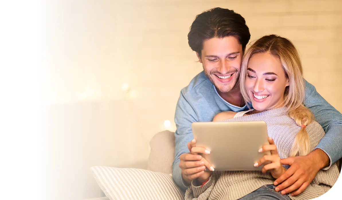 Un homme et une femme regardant une tablette